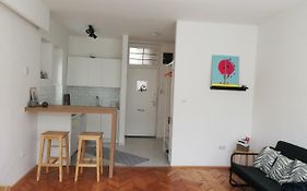 Bright & Stylish Studio Home, Superbly Located